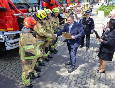 26 lekkich i średnich samochodów ratowniczo-gaśniczych otrzymały lubuskie jednostki OSP w ramach projektu unijnego zrealizowanego przez Oddział Wojewódzki Związku Ochotniczych Straży Pożarnych RP. 28 czerwca 2025 r. na zielonogórskim Placu Bohaterów odbyła się uroczystość podsumowująca to działanie.