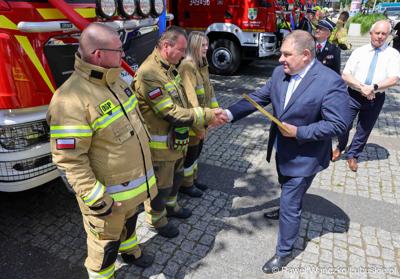 26 lekkich i średnich samochodów ratowniczo-gaśniczych otrzymały lubuskie jednostki OSP w ramach projektu unijnego zrealizowanego przez Oddział Wojewódzki Związku Ochotniczych Straży Pożarnych RP. 28 czerwca 2025 r. na zielonogórskim Placu Bohaterów odbyła się uroczystość podsumowująca to działanie.