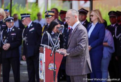 26 lekkich i średnich samochodów ratowniczo-gaśniczych otrzymały lubuskie jednostki OSP w ramach projektu unijnego zrealizowanego przez Oddział Wojewódzki Związku Ochotniczych Straży Pożarnych RP. 28 czerwca 2025 r. na zielonogórskim Placu Bohaterów odbyła się uroczystość podsumowująca to działanie.