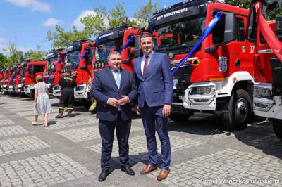 26 lekkich i średnich samochodów ratowniczo-gaśniczych otrzymały lubuskie jednostki OSP w ramach projektu unijnego zrealizowanego przez Oddział Wojewódzki Związku Ochotniczych Straży Pożarnych RP. 28 czerwca 2025 r. na zielonogórskim Placu Bohaterów odbyła się uroczystość podsumowująca to działanie.