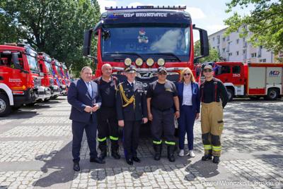 26 lekkich i średnich samochodów ratowniczo-gaśniczych otrzymały lubuskie jednostki OSP w ramach projektu unijnego zrealizowanego przez Oddział Wojewódzki Związku Ochotniczych Straży Pożarnych RP. 28 czerwca 2025 r. na zielonogórskim Placu Bohaterów odbyła się uroczystość podsumowująca to działanie.