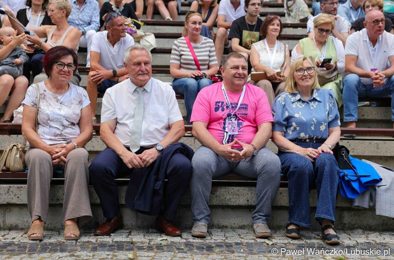 Uczestnicy otwarcia 54. Lubuskiego Lata Filmowego w Łagowie