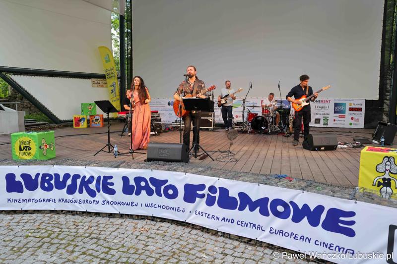 Łukasz Łyczkowski z zespołem podczas otwarcia 54. Lubuskiego Lata Filmowego w Łagowie
