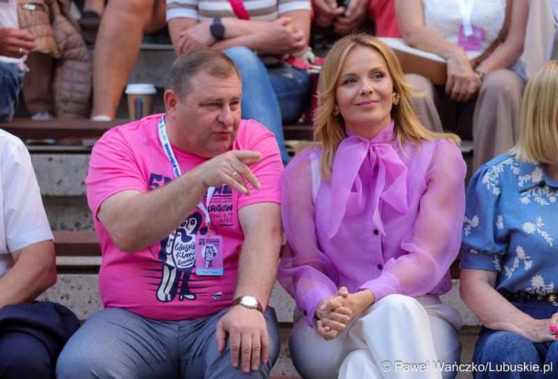 Wicemarszałek Województwa Lubuskiego Grzegorz Potęga i Przewodnicząca Sejmiku Województwa Lubuskiego Anna Synowiec podczas uroczystego otwarcia 54. Lubuskiego Lata Filmowego w Łagowie