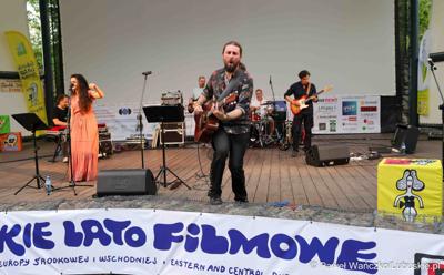  Łukasz Łyczkowski z zespołem podczas otwarcia 54. Lubuskiego Lata Filmowego w Łagowie