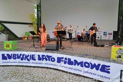  Łukasz Łyczkowski z zespołem podczas otwarcia 54. Lubuskiego Lata Filmowego w Łagowie