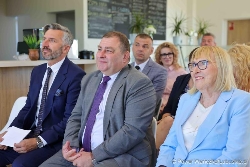 Uczestnicy wydarzenia, podczas którego podpisana została umowa o dofinansowanie projektu pn. „Program rehabilitacji dla Lubuszan”,