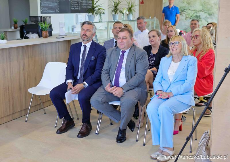Uczestnicy wydarzenia, podczas którego podpisana została umowa o dofinansowanie projektu pn. „Program rehabilitacji dla Lubuszan”,