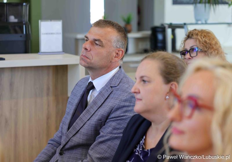 Uczestnicy wydarzenia, podczas którego podpisana została umowa o dofinansowanie projektu pn. „Program rehabilitacji dla Lubuszan”,