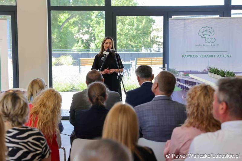 Uczestnicy wydarzenia, podczas którego podpisana została umowa o dofinansowanie projektu pn. „Program rehabilitacji dla Lubuszan”,