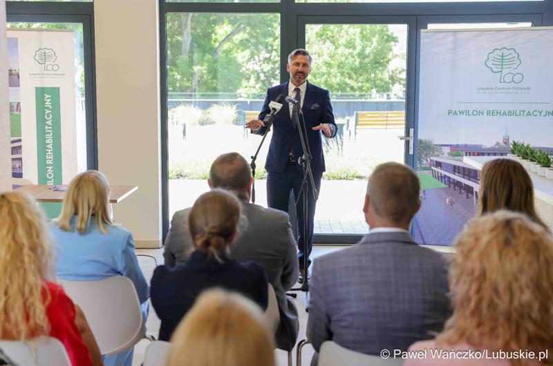 Uczestnicy wydarzenia, podczas którego podpisana została umowa o dofinansowanie projektu pn. „Program rehabilitacji dla Lubuszan”,