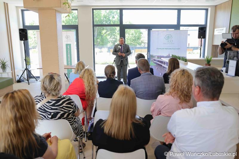 Uczestnicy wydarzenia, podczas którego podpisana została umowa o dofinansowanie projektu pn. „Program rehabilitacji dla Lubuszan”,