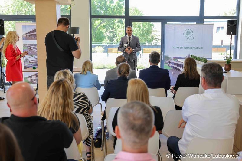 Uczestnicy wydarzenia, podczas którego podpisana została umowa o dofinansowanie projektu pn. „Program rehabilitacji dla Lubuszan”,