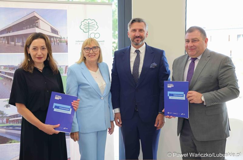 Od lewej: Elżbieta Kozak– Prezes Lubuskiego Centrum Ortopedii im. Dr. Lecha Wierusza Sp. z o.o. w Świebodzinie, Irena Osos - Radna Woj. Lubuskiego, Waldemar Sługocki – Poseł na Sejm RP i Grzegorz Potęga – Wicemarszałek Województwa Lubuskiego