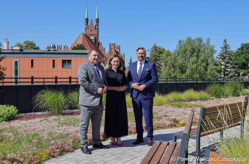 Grzegorz Potęga – Wicemarszałek Województwa Lubuskiego (z lewej); Elżbieta Kozak – Prezes Lubuskiego Centrum Ortopedii im. Dr. Lecha Wierusza Sp. z o.o. oraz Waldemar Sługocki – Poseł na Sejm RP;