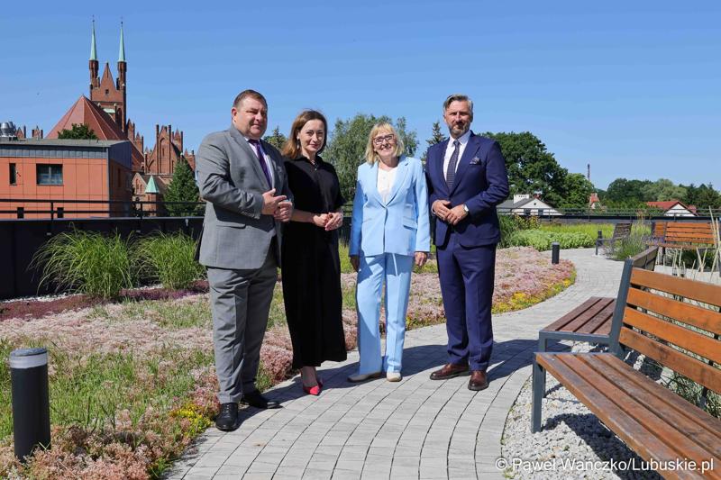 Grzegorz Potęga – Wicemarszałek Województwa Lubuskiego (z lewej); Elżbieta Kozak (obok) – Prezes Lubuskiego Centrum Ortopedii im. Dr. Lecha Wierusza Sp. z o.o. w Świebodzinie, Irena Osos - Radna Woj. Lubuskiego i Waldemar Sługocki – Poseł na Sejm RP;