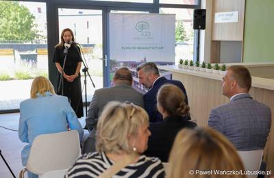 Uczestnicy wydarzenia, podczas którego podpisana została umowa o dofinansowanie projektu pn. „Program rehabilitacji dla Lubuszan”, 