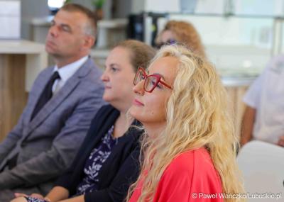Uczestnicy wydarzenia, podczas którego podpisana została umowa o dofinansowanie projektu pn. „Program rehabilitacji dla Lubuszan”, 