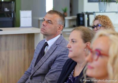 Uczestnicy wydarzenia, podczas którego podpisana została umowa o dofinansowanie projektu pn. „Program rehabilitacji dla Lubuszan”, 