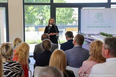 Uczestnicy wydarzenia, podczas którego podpisana została umowa o dofinansowanie projektu pn. „Program rehabilitacji dla Lubuszan”, 