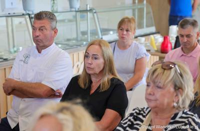 Uczestnicy wydarzenia, podczas którego podpisana została umowa o dofinansowanie projektu pn. „Program rehabilitacji dla Lubuszan”, 