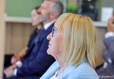 Uczestnicy wydarzenia, podczas którego podpisana została umowa o dofinansowanie projektu pn. „Program rehabilitacji dla Lubuszan”, 