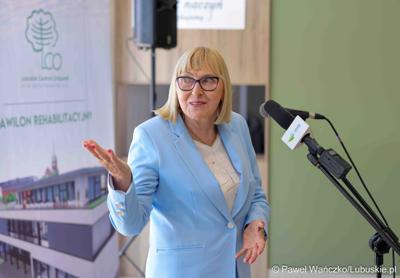 Uczestnicy wydarzenia, podczas którego podpisana została umowa o dofinansowanie projektu pn. „Program rehabilitacji dla Lubuszan”, 