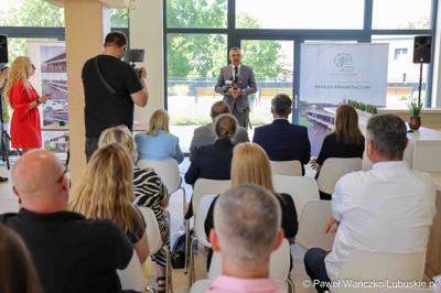 Uczestnicy wydarzenia, podczas którego podpisana została umowa o dofinansowanie projektu pn. „Program rehabilitacji dla Lubuszan”, 