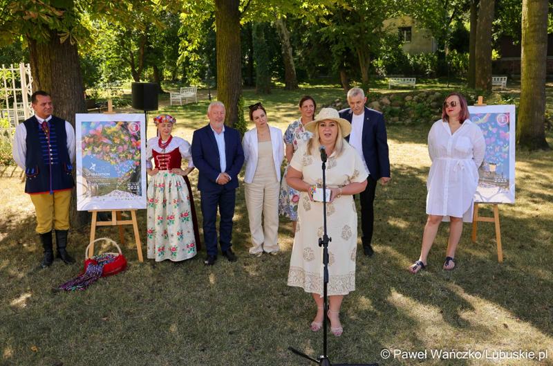 Uczestnicy konferencji prasowej dot. Międzynarodowego Festiwalu Folkloru - Oblicza Tradycji 2025