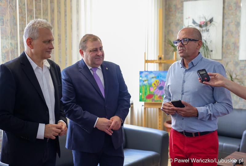 Centrum Obsługi Placówek Opiekuńczo-Wychowawczych w Kożuchowie otrzymało nowy służbowy samochód zakupiony ze wsparciem Samorządu Województwa Lubuskiego. 9-osobowy pojazd był niezbędny ze względu na konieczność dowozu dzieci do szkół, poradni, lekarzy specjalistów, szpitali i ośrodków wychowawczych na terenie całego kraju.