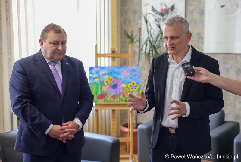 Centrum Obsługi Placówek Opiekuńczo-Wychowawczych w Kożuchowie otrzymało nowy służbowy samochód zakupiony ze wsparciem Samorządu Województwa Lubuskiego. 9-osobowy pojazd był niezbędny ze względu na konieczność dowozu dzieci do szkół, poradni, lekarzy specjalistów, szpitali i ośrodków wychowawczych na terenie całego kraju.