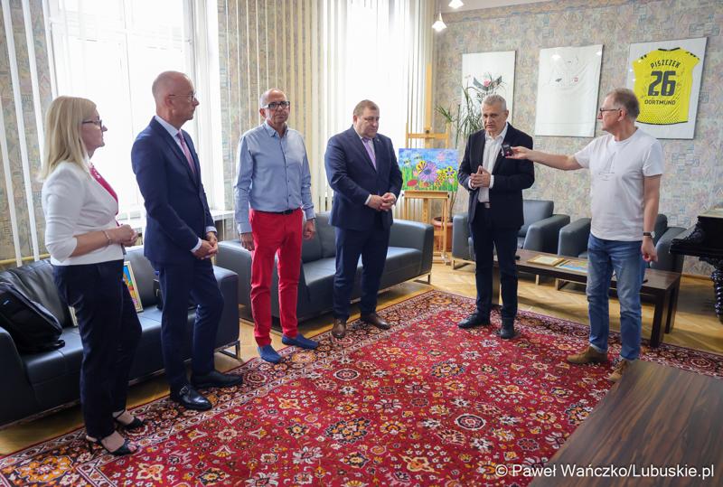 Centrum Obsługi Placówek Opiekuńczo-Wychowawczych w Kożuchowie otrzymało nowy służbowy samochód zakupiony ze wsparciem Samorządu Województwa Lubuskiego. 9-osobowy pojazd był niezbędny ze względu na konieczność dowozu dzieci do szkół, poradni, lekarzy specjalistów, szpitali i ośrodków wychowawczych na terenie całego kraju.