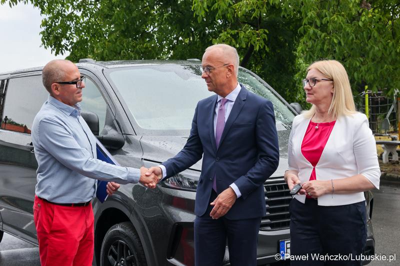 Centrum Obsługi Placówek Opiekuńczo-Wychowawczych w Kożuchowie otrzymało nowy służbowy samochód zakupiony ze wsparciem Samorządu Województwa Lubuskiego. 9-osobowy pojazd był niezbędny ze względu na konieczność dowozu dzieci do szkół, poradni, lekarzy specjalistów, szpitali i ośrodków wychowawczych na terenie całego kraju.