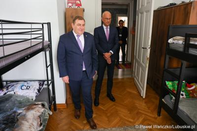 Wicemarszałek Grzegorz Potęga (z lewej) oraz Marszałek Marcin Jabłoński (obok) z wizytą w Centrum Obsługi Placówek Opiekuńczo-Wychowawczych w Kożuchowie 