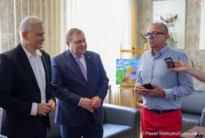 Centrum Obsługi Placówek Opiekuńczo-Wychowawczych w Kożuchowie otrzymało nowy służbowy samochód zakupiony ze wsparciem Samorządu Województwa Lubuskiego. 9-osobowy pojazd był niezbędny ze względu na konieczność dowozu dzieci do szkół, poradni, lekarzy specjalistów, szpitali i ośrodków wychowawczych na terenie całego kraju.