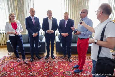 Centrum Obsługi Placówek Opiekuńczo-Wychowawczych w Kożuchowie otrzymało nowy służbowy samochód zakupiony ze wsparciem Samorządu Województwa Lubuskiego. 9-osobowy pojazd był niezbędny ze względu na konieczność dowozu dzieci do szkół, poradni, lekarzy specjalistów, szpitali i ośrodków wychowawczych na terenie całego kraju.