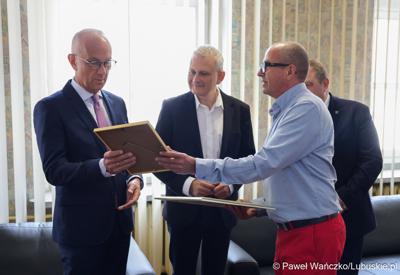 Centrum Obsługi Placówek Opiekuńczo-Wychowawczych w Kożuchowie otrzymało nowy służbowy samochód zakupiony ze wsparciem Samorządu Województwa Lubuskiego. 9-osobowy pojazd był niezbędny ze względu na konieczność dowozu dzieci do szkół, poradni, lekarzy specjalistów, szpitali i ośrodków wychowawczych na terenie całego kraju.