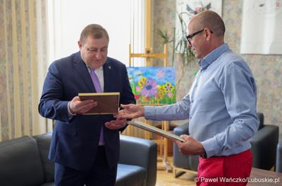 Centrum Obsługi Placówek Opiekuńczo-Wychowawczych w Kożuchowie otrzymało nowy służbowy samochód zakupiony ze wsparciem Samorządu Województwa Lubuskiego. 9-osobowy pojazd był niezbędny ze względu na konieczność dowozu dzieci do szkół, poradni, lekarzy specjalistów, szpitali i ośrodków wychowawczych na terenie całego kraju.