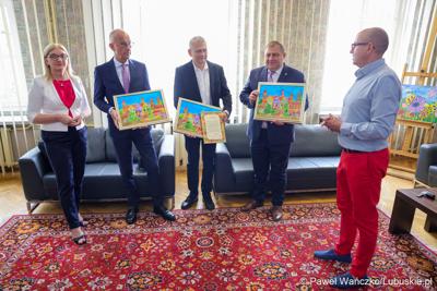 Centrum Obsługi Placówek Opiekuńczo-Wychowawczych w Kożuchowie otrzymało nowy służbowy samochód zakupiony ze wsparciem Samorządu Województwa Lubuskiego. 9-osobowy pojazd był niezbędny ze względu na konieczność dowozu dzieci do szkół, poradni, lekarzy specjalistów, szpitali i ośrodków wychowawczych na terenie całego kraju.