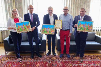 Centrum Obsługi Placówek Opiekuńczo-Wychowawczych w Kożuchowie otrzymało nowy służbowy samochód zakupiony ze wsparciem Samorządu Województwa Lubuskiego. 9-osobowy pojazd był niezbędny ze względu na konieczność dowozu dzieci do szkół, poradni, lekarzy specjalistów, szpitali i ośrodków wychowawczych na terenie całego kraju.