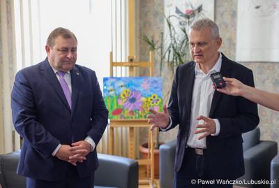 Centrum Obsługi Placówek Opiekuńczo-Wychowawczych w Kożuchowie otrzymało nowy służbowy samochód zakupiony ze wsparciem Samorządu Województwa Lubuskiego. 9-osobowy pojazd był niezbędny ze względu na konieczność dowozu dzieci do szkół, poradni, lekarzy specjalistów, szpitali i ośrodków wychowawczych na terenie całego kraju.