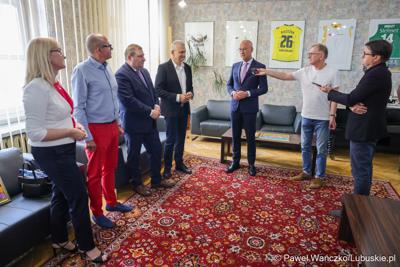 Centrum Obsługi Placówek Opiekuńczo-Wychowawczych w Kożuchowie otrzymało nowy służbowy samochód zakupiony ze wsparciem Samorządu Województwa Lubuskiego. 9-osobowy pojazd był niezbędny ze względu na konieczność dowozu dzieci do szkół, poradni, lekarzy specjalistów, szpitali i ośrodków wychowawczych na terenie całego kraju.