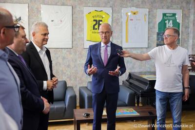 Centrum Obsługi Placówek Opiekuńczo-Wychowawczych w Kożuchowie otrzymało nowy służbowy samochód zakupiony ze wsparciem Samorządu Województwa Lubuskiego. 9-osobowy pojazd był niezbędny ze względu na konieczność dowozu dzieci do szkół, poradni, lekarzy specjalistów, szpitali i ośrodków wychowawczych na terenie całego kraju.