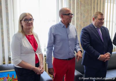 Centrum Obsługi Placówek Opiekuńczo-Wychowawczych w Kożuchowie otrzymało nowy służbowy samochód zakupiony ze wsparciem Samorządu Województwa Lubuskiego. 9-osobowy pojazd był niezbędny ze względu na konieczność dowozu dzieci do szkół, poradni, lekarzy specjalistów, szpitali i ośrodków wychowawczych na terenie całego kraju.