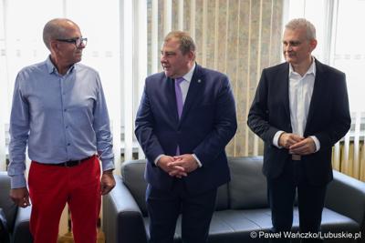 Centrum Obsługi Placówek Opiekuńczo-Wychowawczych w Kożuchowie otrzymało nowy służbowy samochód zakupiony ze wsparciem Samorządu Województwa Lubuskiego. 9-osobowy pojazd był niezbędny ze względu na konieczność dowozu dzieci do szkół, poradni, lekarzy specjalistów, szpitali i ośrodków wychowawczych na terenie całego kraju.