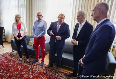Centrum Obsługi Placówek Opiekuńczo-Wychowawczych w Kożuchowie otrzymało nowy służbowy samochód zakupiony ze wsparciem Samorządu Województwa Lubuskiego. 9-osobowy pojazd był niezbędny ze względu na konieczność dowozu dzieci do szkół, poradni, lekarzy specjalistów, szpitali i ośrodków wychowawczych na terenie całego kraju.