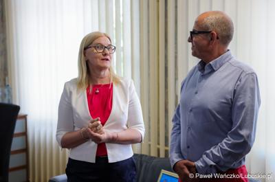 Centrum Obsługi Placówek Opiekuńczo-Wychowawczych w Kożuchowie otrzymało nowy służbowy samochód zakupiony ze wsparciem Samorządu Województwa Lubuskiego. 9-osobowy pojazd był niezbędny ze względu na konieczność dowozu dzieci do szkół, poradni, lekarzy specjalistów, szpitali i ośrodków wychowawczych na terenie całego kraju.