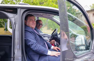 Centrum Obsługi Placówek Opiekuńczo-Wychowawczych w Kożuchowie otrzymało nowy służbowy samochód zakupiony ze wsparciem Samorządu Województwa Lubuskiego. 9-osobowy pojazd był niezbędny ze względu na konieczność dowozu dzieci do szkół, poradni, lekarzy specjalistów, szpitali i ośrodków wychowawczych na terenie całego kraju.