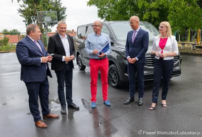 Centrum Obsługi Placówek Opiekuńczo-Wychowawczych w Kożuchowie otrzymało nowy służbowy samochód zakupiony ze wsparciem Samorządu Województwa Lubuskiego. 9-osobowy pojazd był niezbędny ze względu na konieczność dowozu dzieci do szkół, poradni, lekarzy specjalistów, szpitali i ośrodków wychowawczych na terenie całego kraju.