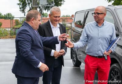 Centrum Obsługi Placówek Opiekuńczo-Wychowawczych w Kożuchowie otrzymało nowy służbowy samochód zakupiony ze wsparciem Samorządu Województwa Lubuskiego. 9-osobowy pojazd był niezbędny ze względu na konieczność dowozu dzieci do szkół, poradni, lekarzy specjalistów, szpitali i ośrodków wychowawczych na terenie całego kraju.